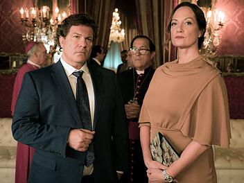 Die Diplomatin Karla Lorenz (Natalia Wörner) traut dem gerissenen Bauunternehmer Robert Felting (Francis Fulton-Smith) nicht so recht über den Weg.