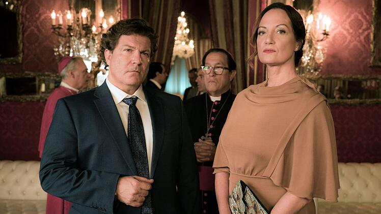 Die Diplomatin Karla Lorenz (Natalia Wörner) traut dem gerissenen Bauunternehmer Robert Felting (Francis Fulton-Smith) nicht so recht über den Weg.