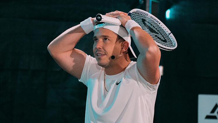 Kr&auml;ftemessen auf dem Rasen: Nico Santos muss sich im Spiel "Win-Bledon" behaupten.