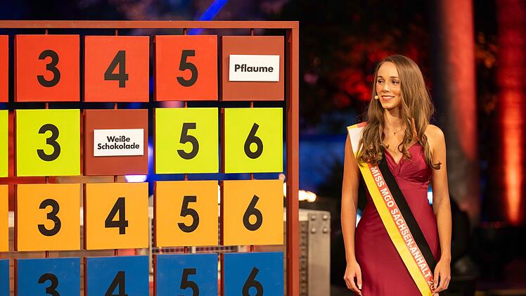 "Miss Sachsen-Anhalt" Charlotte Bangemann nahm mit den K&ouml;chen die Auslosung der Essenszutaten vor.