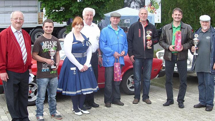 Bei der Oldtimer-Pokalübergabe (von links): Bernd Steger, Sven Eck, Claudia Goller, Gerhard Moser, Thilo Am Ende, Herbert Saska, Egon Bauer und Norbert Fischer.