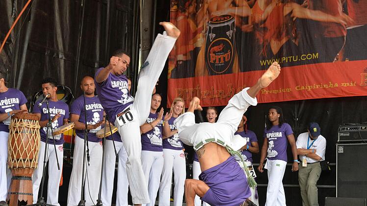 Knackige Jungs zeigten am Samstagnachmittag den Kampftanz Capoeira auf dem Schlossplatz.