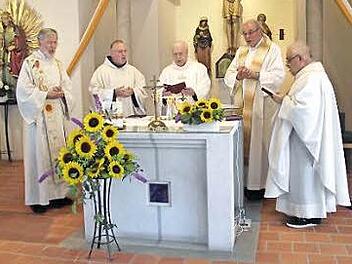 Sein goldenes Priesterjubiläum feierte Geistlicher Rat Josef Fischer in der Sankt-Elisabeth-Kirche zu Küps. Im Bild (von links): Festprediger Pfarrer Erwin Lohneisen, Pater Maximilian Kray, Jubilar Pfarrer Josef Fischer, Pfarrer Baptist Schaffer und Pater Mario Cimosa. Foto: Wolf