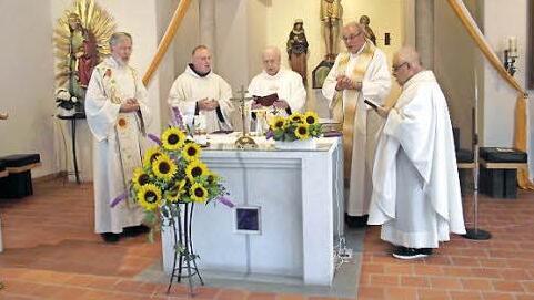 Sein goldenes Priesterjubiläum feierte Geistlicher Rat Josef Fischer in der Sankt-Elisabeth-Kirche zu Küps. Im Bild (von links): Festprediger Pfarrer Erwin Lohneisen, Pater Maximilian Kray, Jubilar Pfarrer Josef Fischer, Pfarrer Baptist Schaffer und Pater Mario Cimosa. Foto: Wolf