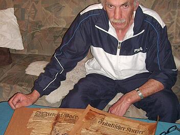 Alfons Ruß schaute sich die alten Zeitungen genau an, die in der Blechkassette im Kriegerdenkmal verbrogen waren.