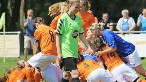 TSV Brand - FC Ezelsdorf. Des einen Freud ist des anderen Leid. Nach dem 5:4 nach Elfmeterschie&szlig;en bejubelten die Gastgeberinnen den Gewinn des Bezirkspokals.  Foto: TSV Brand