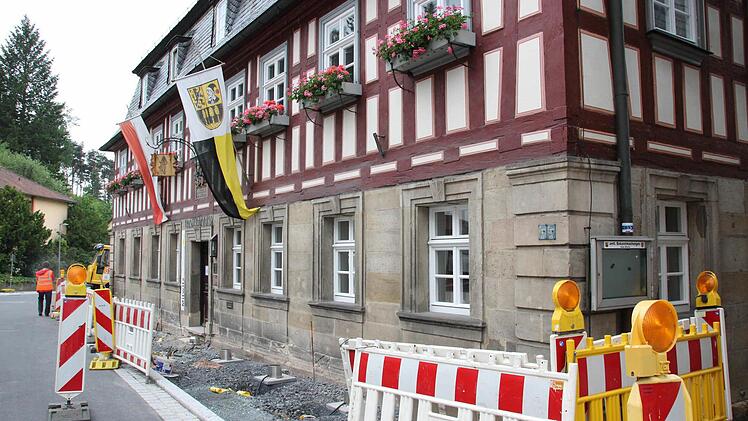 Das Mitwitzer Rathaus wird illuminiert. Foto: Friedwald Schedel