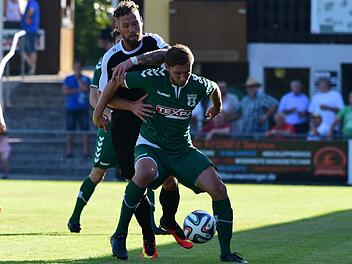 Der Großbardorfer Maximilian Zang schirmt den Ball vor Tobias Herzner ab. Am Ende trennten sich der TSV und der SC Eltersdorf am 2. Spieltag der Bayernliga mit einem 1:1-Unentschieden.  Foto: Anand Anders