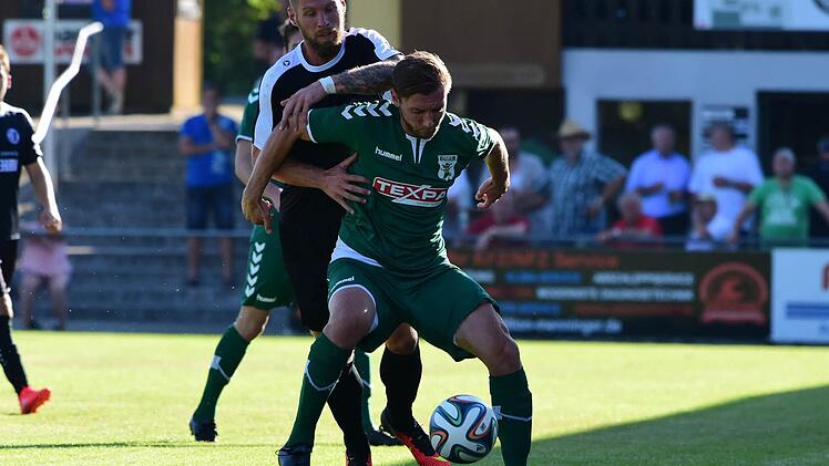 Der Großbardorfer Maximilian Zang schirmt den Ball vor Tobias Herzner ab. Am Ende trennten sich der TSV und der SC Eltersdorf am 2. Spieltag der Bayernliga mit einem 1:1-Unentschieden.  Foto: Anand Anders