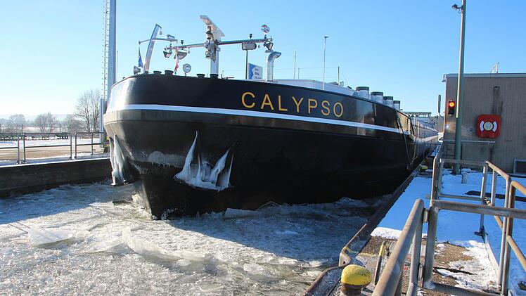 Die "Calypso" bahnt sich ihren Weg durch die vereiste Schleuse.  Foto: Andreas Schmitt