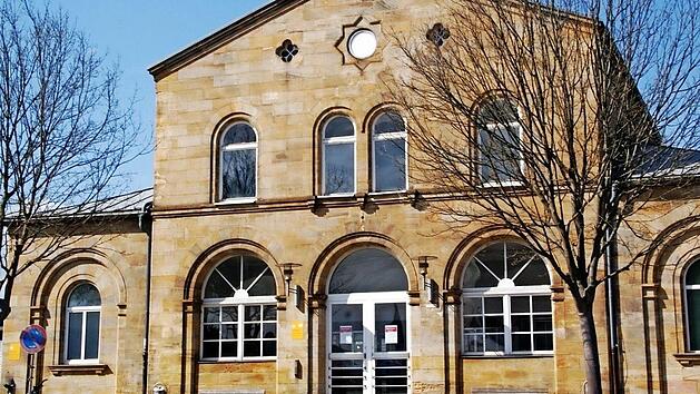 Der Wunsch nach einem Fahrkartenschalter, ein barrierefreier Zugang zum Gleis 2 oder die Neunutzung des historischen, stadtbildpr&auml;genden Geb&auml;udes - rund um die Bahn bewegen B&uuml;rger wie B&uuml;rgermeister viele Anliegen. Foto: Mario Deller