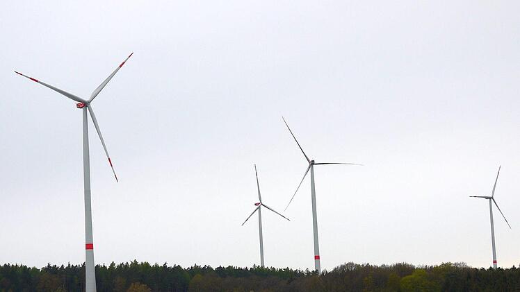Ein Stück dezentrale Energieversorgung: die Windräder bei Welsberg in der Gemeinde Itzgrund. Welche Möglichkeiten es noch für die Energieerzeugung gibt, hat der Landkreis jetzt über eine Potenzialanalyse im Rahmen einer Masterarbeit ermitteln lassen. Foto: Berthold Köhler