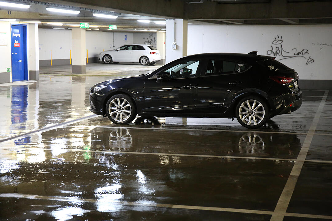Rohrbruch setzt Tiefgarage unter Wasser - THW und Feuerwehr müssen in der Nacht anrücken – Bauarbeiter übernehmen am Morgen die Reinigungsarbeiten – Tiefgarage bleibt für die Öffentlichkeit gesperrt – Ausmaß des Wasserschadens immer noch erkennbar