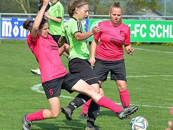 Die DJK-FC Schlaifhausen (in grün) ist auf Schützenhilfe angewiesen, um den Abstieg aus der Bezirksliga zu vermeiden. Picturedreams