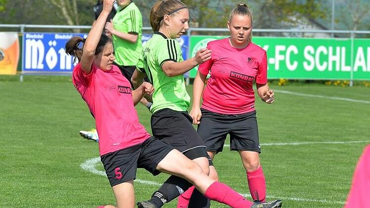 Die DJK-FC Schlaifhausen (in grün) ist auf Schützenhilfe angewiesen, um den Abstieg aus der Bezirksliga zu vermeiden. Picturedreams