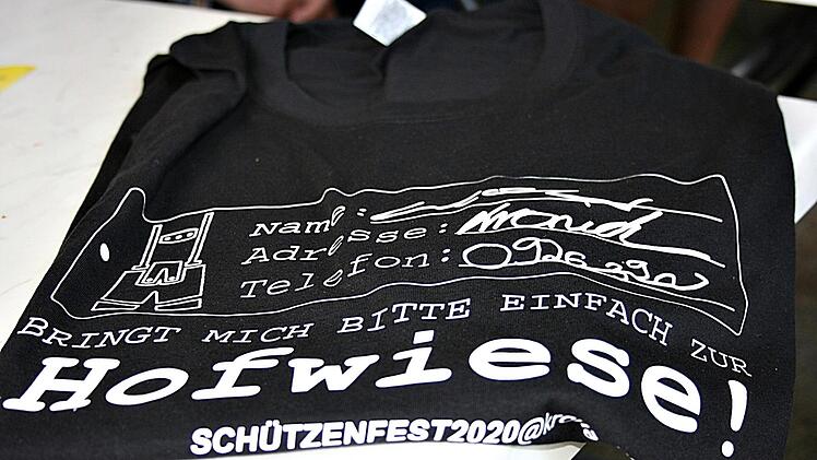 Die T-Shirts können in verschiedenen Farben und Größen geordert werden.Maria Löffler