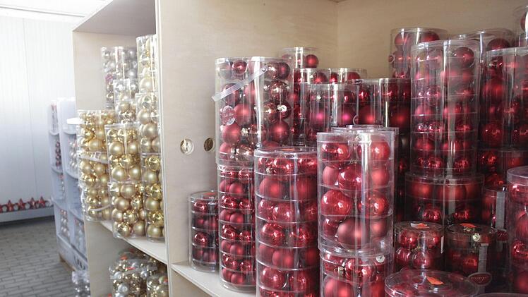 Beim Wandern durch den Schn&auml;ppchenmarkt kommt ganz bestimmt jeder in Weihnachtsstimmung. Von glitzernden Weihnachtsm&uuml;tzen bis zur Rosa Christbaumkugel ist f&uuml;r jeden Geschmack etwas dabei. Foto: Marieke Fiala