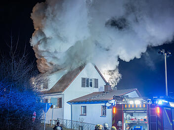 Dachstuhl brennt lichterloh: Gro&szlig;einsatz in Burgkunstadt