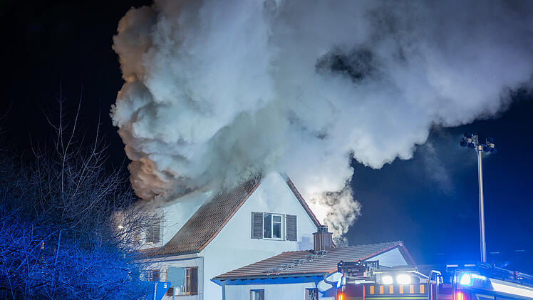 Dachstuhl brennt lichterloh: Gro&szlig;einsatz in Burgkunstadt