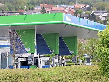 Diese Tankstelle in Ebelsbach wurde zum dritten Mal Ziel eines Räubers. Die Polizei sucht den Unbekannten und bittet um Mithilfe.  Foto: Klaus Schmitt