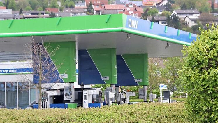 Diese Tankstelle in Ebelsbach wurde zum dritten Mal Ziel eines Räubers. Die Polizei sucht den Unbekannten und bittet um Mithilfe.  Foto: Klaus Schmitt