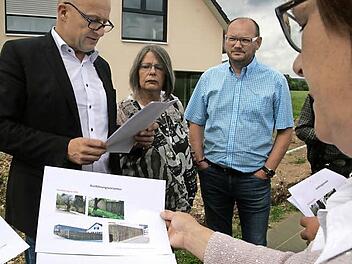 Der Bauausschuss diskutiert bei der Ortsbesichtigung in Eggolsheim (links Bürgermeister Claus Schwarzmann) mögliche Varianten einer Schallschutzwand. Foto: Sylvia Hubele
