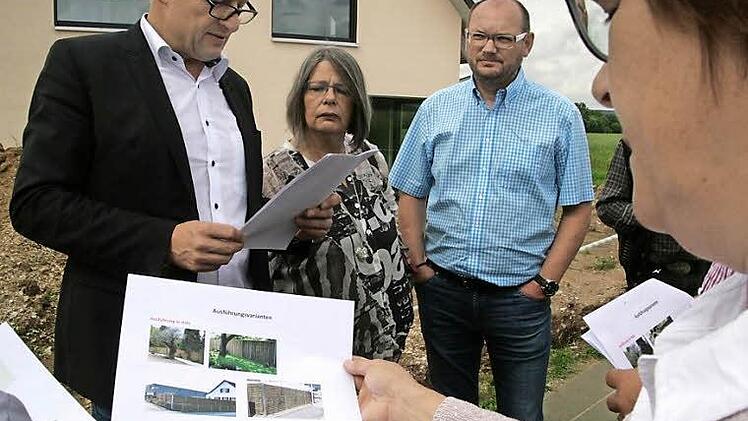 Der Bauausschuss diskutiert bei der Ortsbesichtigung in Eggolsheim (links Bürgermeister Claus Schwarzmann) mögliche Varianten einer Schallschutzwand. Foto: Sylvia Hubele