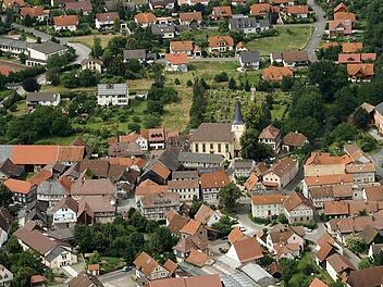 Braucht Untermerzbach für den Kernort eine Gestaltungssatzung? Darüber wurde im Gemeinderat heftig diskutiert. Im Vordergrund ein Teil des Altortes mit Markplatz und Kirche, im Hintergrund das Neubaugebiet Erkel mit der Schule.  Foto: Helmut Will
