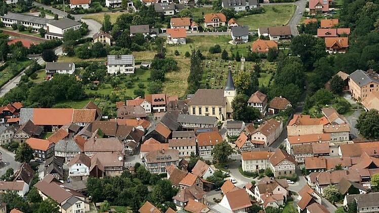 Braucht Untermerzbach für den Kernort eine Gestaltungssatzung? Darüber wurde im Gemeinderat heftig diskutiert. Im Vordergrund ein Teil des Altortes mit Markplatz und Kirche, im Hintergrund das Neubaugebiet Erkel mit der Schule.  Foto: Helmut Will