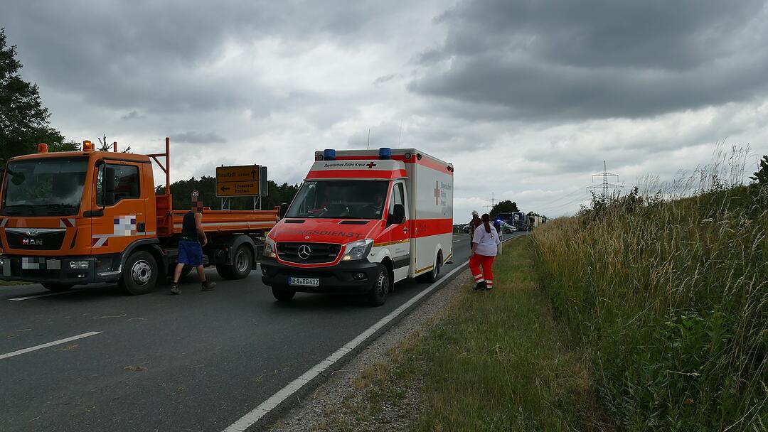 Missglückter Überholvorgang im Kreis Neustadt/Aisch: Motorradfahrer schwer verletzt