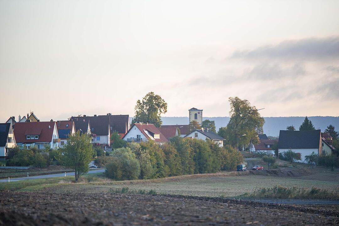 Sturm Fabienne wütet in Unterfranken: Kirchturmspitze abgerissen, Strommasten umgeknickt