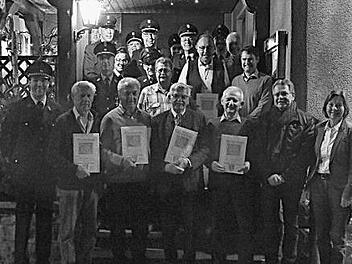 Die Geehrten der Feuerwehr Höfles mit (vorne von links) Tobias Fischer, Arnold Götz, Gustav Seyffer, Manfred Schubert, Josef Müller, Wolfgang Beiergrößlein, Carin Bülling. Dahinter: Matthias Schubert, Daniela Gabel, Martin Fischer, Werner Bauer, Stefan Rubel, Thomas Zimmerlein, Thomas Bülling, Uwe Koch, Markus Koch, Sebastian Fischer, Harald Bauer, Jürgen Müller, Hans Schwindel und Daniel Fischer Foto: pr
