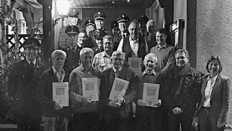 Die Geehrten der Feuerwehr Höfles mit (vorne von links) Tobias Fischer, Arnold Götz, Gustav Seyffer, Manfred Schubert, Josef Müller, Wolfgang Beiergrößlein, Carin Bülling. Dahinter: Matthias Schubert, Daniela Gabel, Martin Fischer, Werner Bauer, Stefan Rubel, Thomas Zimmerlein, Thomas Bülling, Uwe Koch, Markus Koch, Sebastian Fischer, Harald Bauer, Jürgen Müller, Hans Schwindel und Daniel Fischer Foto: pr