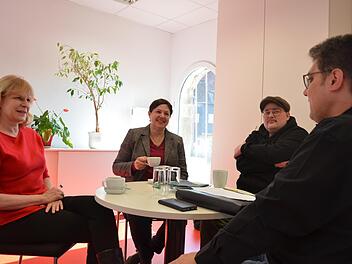 Angela Hofmann (CSU), Johannes Vogt (Die Linke/Die Partei) und Sabine Gross (SPD) wollen neues Stadtoberhaupt werden. Darüber, wie das  Kronach der Zukunft aussehen soll, vertreten sie verschiedene Standpunkte. Fotos: Sandra Hackenberg