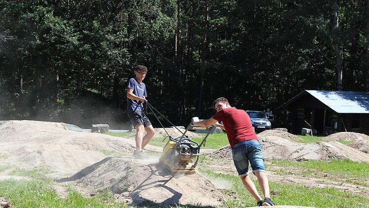 Realschüler bauen in Höchstadt einen Bike-Park.  Foto: Andreas Dorsch