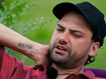 Jimi Blue Ochsenknecht wirkt &uuml;berrumpelt von den K&uuml;ssen.