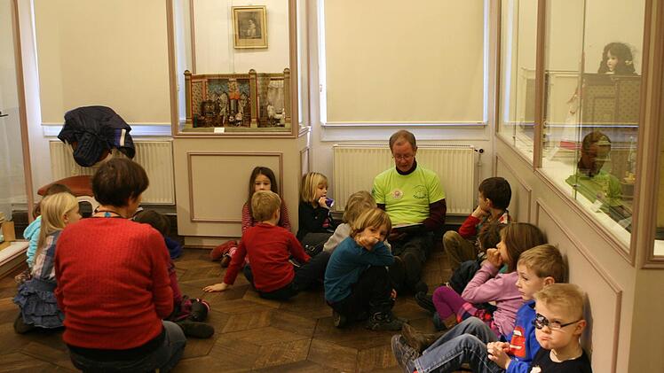 Im Coburger Puppenmuseum lauschten die Kinder einer Geschichte, die von Frieder Schwehm vorgelsen wurde.