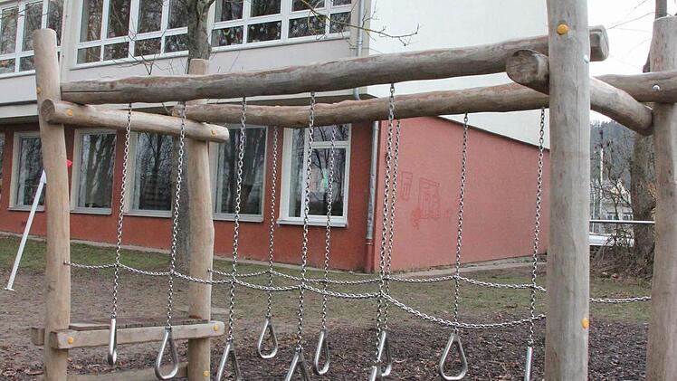 Das Klettergerüst der Schule