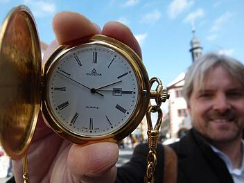 Michael Wieden zeigt auf dem Marktplatz eine Uhr als Symbol für die innere Uhr, der die Chrono-Biologen ihre ganze Aufmerksamkeit widmen. Foto: Anja Vorndran