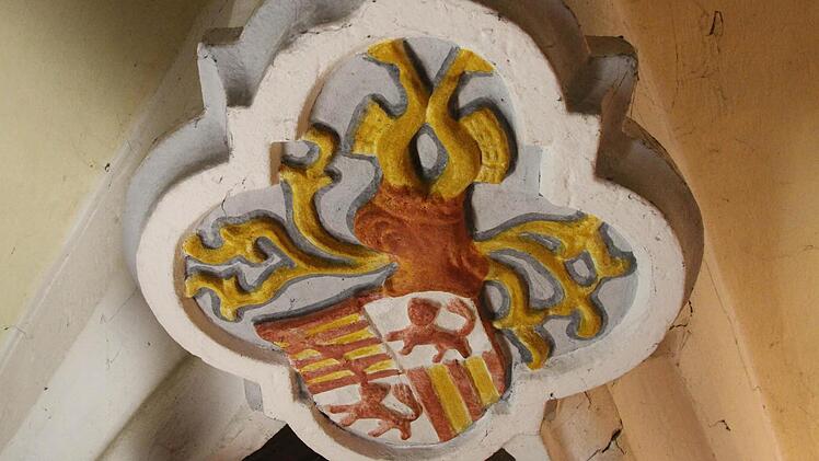 Eines der Wappen an der Decke über dem Eingang.