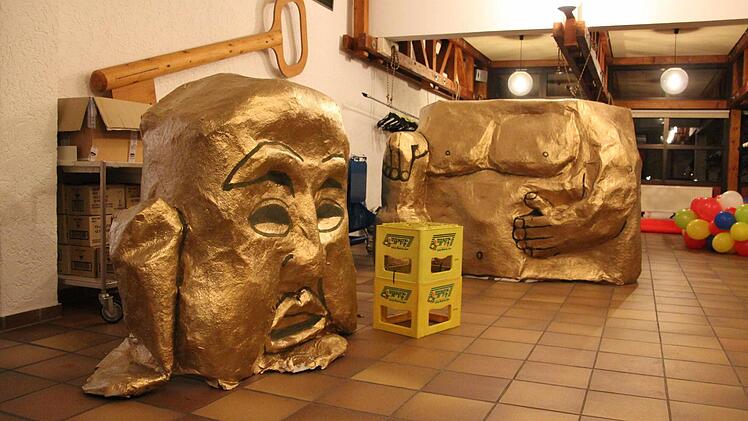 Noch etwas kopflos ist der goldene Buddha, der Teil der Bühnendeko ist. Foto: Miriam Hegner