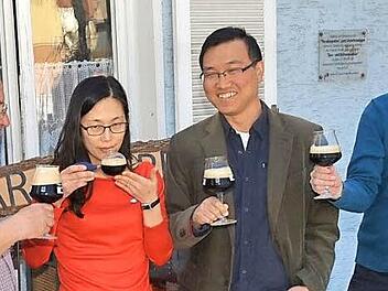 Am Aktionstag zum "Tag des deutschen Bieres" war die Biersommelierin Jihee Lee Ehrengast im Brauer- und Büttnermuseum im Paradies in Weißenbrunn. Die hier von den Hobbybrauern angebotenen, so genannten Craft-Biere fanden die Bierexpertin und der Braumeister i. R., Heinz Krause (links), allesamt recht schmackhaft und gut.  Foto: K.- H. Hofmann