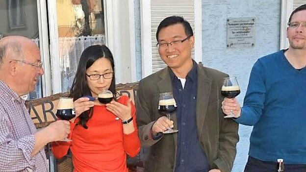 Am Aktionstag zum "Tag des deutschen Bieres" war die Biersommelierin Jihee Lee Ehrengast im Brauer- und Büttnermuseum im Paradies in Weißenbrunn. Die hier von den Hobbybrauern angebotenen, so genannten Craft-Biere fanden die Bierexpertin und der Braumeister i. R., Heinz Krause (links), allesamt recht schmackhaft und gut.  Foto: K.- H. Hofmann