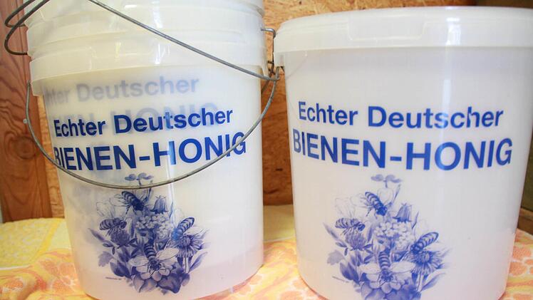 Erhard Bieber hat die Hälfte seiner Bienen im Winter verloren. Er will seine Völker wieder aufbauen: "Man darf den Mut nicht verlieren." Foto: Carmen Schmitt