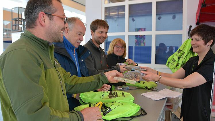 Einige Mitarbeiter des Bürgerbüros der Stadt Kulmbach gehen als Team an den Start. Julia Rubsch vom Frankenwald Tourismus händigt Umut Bayburt, Ewald Bauernfeind und David Schielke mit Sabrina Maibaum (von links) ihre Startpakete aus. Foto: Dagmar Besand
