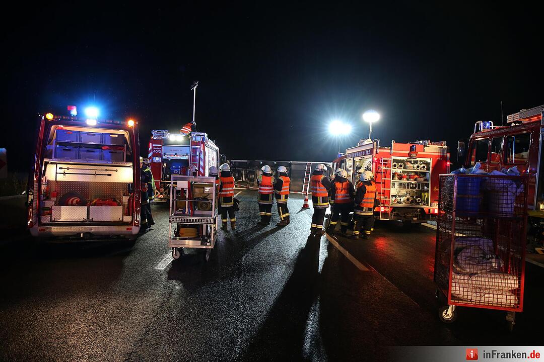 Lkw kippt um und blockiert komplette A9