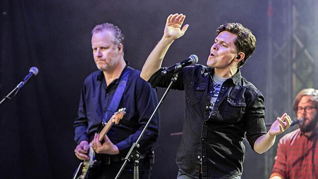 Michael Patrick Kelly zog seine Zuh&ouml;rer beim Gastspiel im Rahmen des "Tambacher Sommers". Foto: Jochen Berger