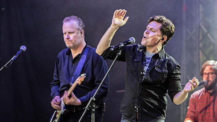 Michael Patrick Kelly zog seine Zuhörer beim Gastspiel im Rahmen des "Tambacher Sommers". Foto: Jochen Berger