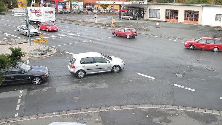 Die Autofahrer aus der E.-C.-Baumann-Straße (links), die nach links in die Saalfelder Straße abbiegen wollen, wüssten, was sie sich zu Weihnachten wünschen würden.  Foto: BR-Archiv