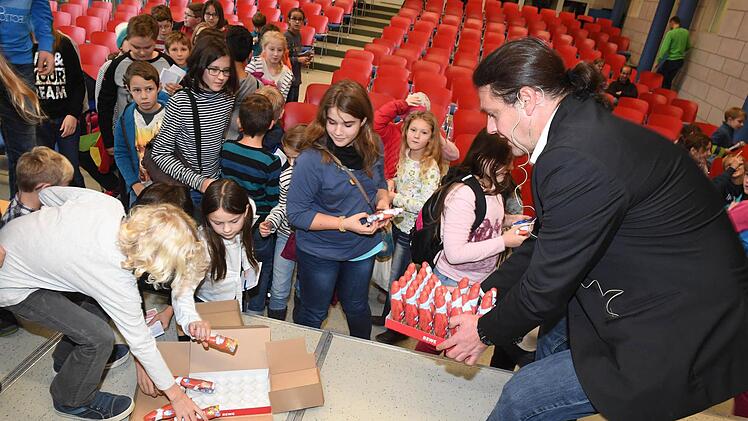 Am 19. Dezember erforschten Jungen und Mädchen an der Kinder-Uni, wie der Nikolaus es schafft, alle Geschenke rechtzeitig und bei den richtigen Empfängern abzugeben. Zum Schluss gab es für alle noch einen ganz süßen Nikolaus. Foto: Ronald Rinklef